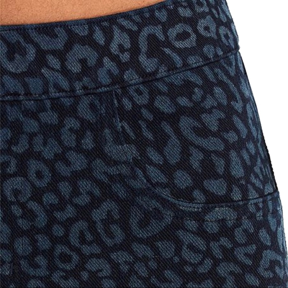SPANX Jean-ish Ankle Legging High Rise Pull On Jeans Blue Leopard Denim M NEW - Picture 5 of 16